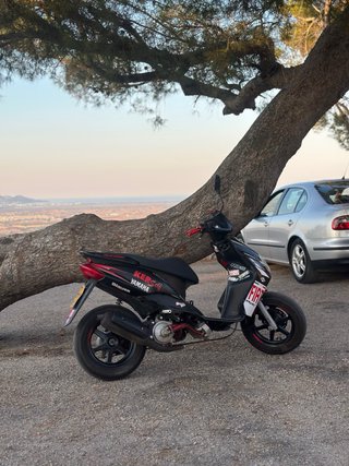 Yamaha Jog RR Negra y Roja