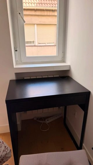 Escritorio negro con silla