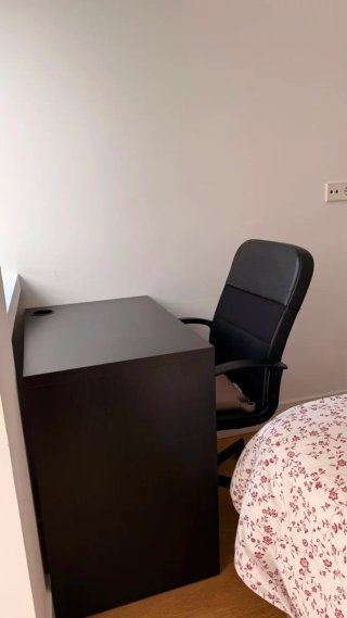 Escritorio negro con silla