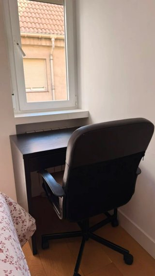 Escritorio negro con silla