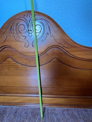 Pie de cama de madera marrón