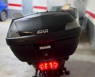Baúl Givi 47L soporte para Kawasaki y soporte baul
