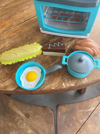 Cocinita de juguete azul con accesorios