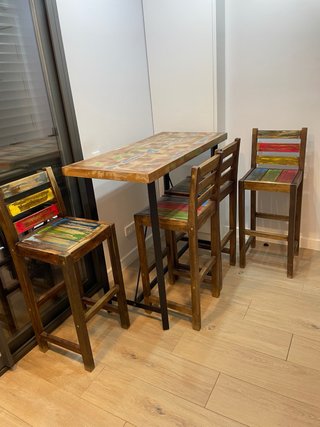 Mesa alta y 4 taburetes de madera