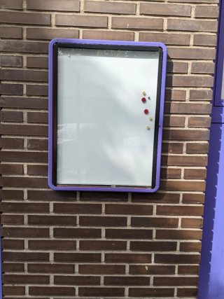 Vitrina exterior para negocios morada