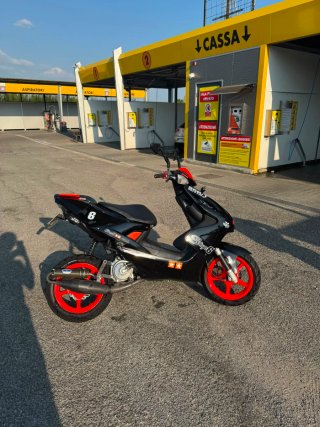Yamaha Aerox 50 Scooter Nero Rosso
