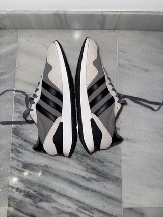 Zapatillas Adidas Gris y Blanco