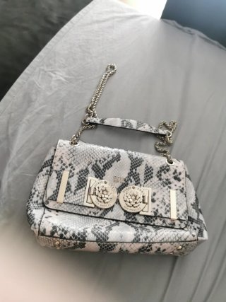 Bolso Guess estampado serpiente