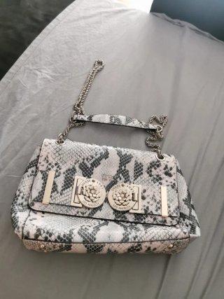Bolso Guess estampado serpiente