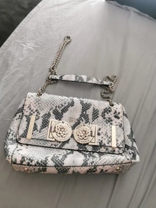 Bolso Guess estampado serpiente
