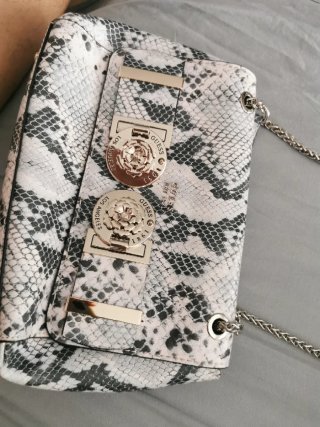 Bolso Guess estampado serpiente