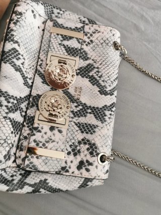 Bolso Guess estampado serpiente