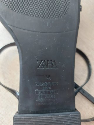 Sandalias Zara Planas Tira Tobillo Dorada
