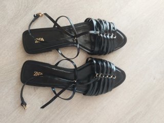 Sandalias Zara Planas Tira Tobillo Dorada
