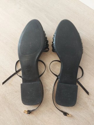 Sandalias Zara Planas Tira Tobillo Dorada