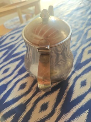 Tetera árabe de metal plateado