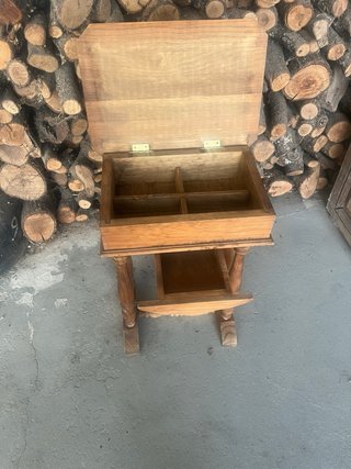 Costurero de pie de madera