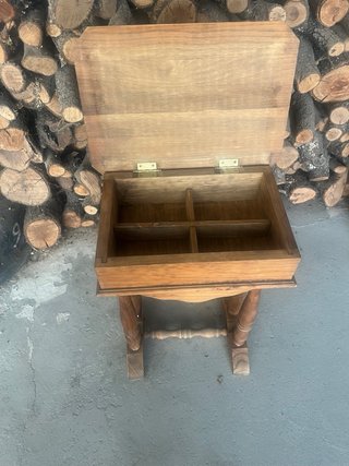 Costurero de pie de madera