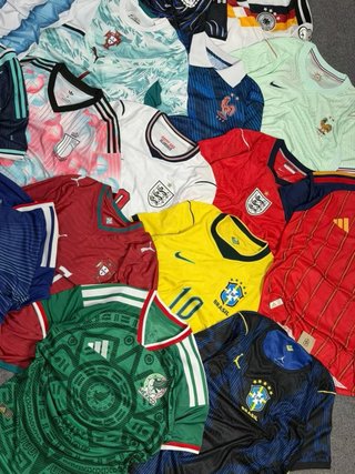 Magliette da calcio nuove e antiche