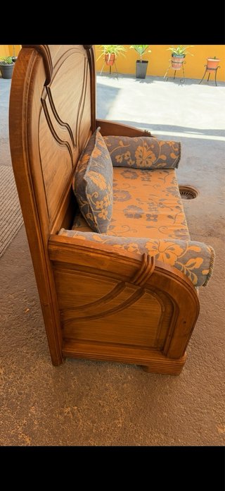 Banco de madera clásico con cojines