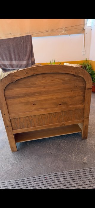 Banco de madera clásico con cojines