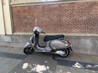 Vespa GTS 300 Super Tech Gris