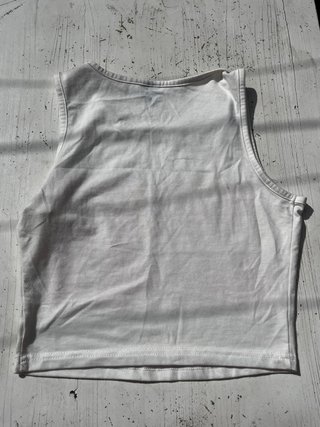 Top blanco SHEIN con estampados naranjas