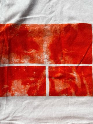 Top blanco SHEIN con estampados naranjas