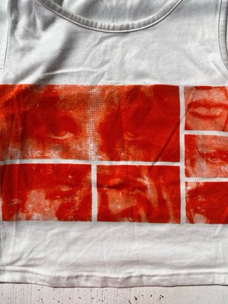 Top blanco SHEIN con estampados naranjas