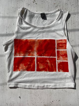Top blanco SHEIN con estampados naranjas