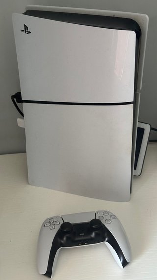 Playstation 5 con mando y juegos