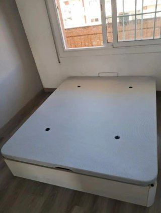 Canapé de madera con colchón