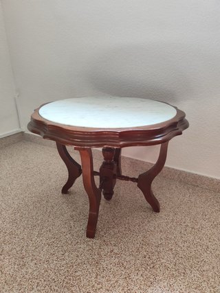 Mesa auxiliar de madera sobre tapa de mármol