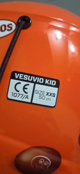 Casco infantil naranja con dibujo de conguitos
