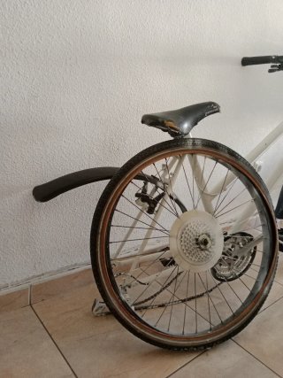 Bicicleta urbana blanca (para restaurar)
