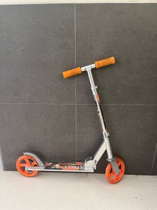 Patinete urbano naranja y plateado