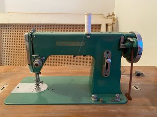 Máquina de coser Sigma verde
