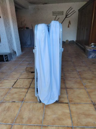 Cama plegable metálica y de madera