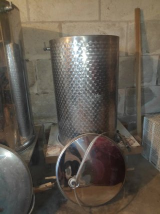 Prensa, depósitos y otros utensilios para vino
