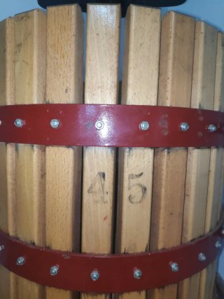 Prensa, depósitos y otros utensilios para vino