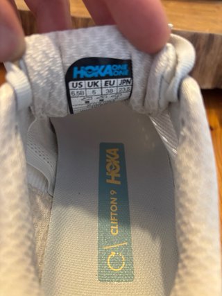 Hoka Clifton 9 Blancas y Amarillas