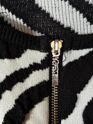 Chaqueta tejida de estampado cebra con cremallera
