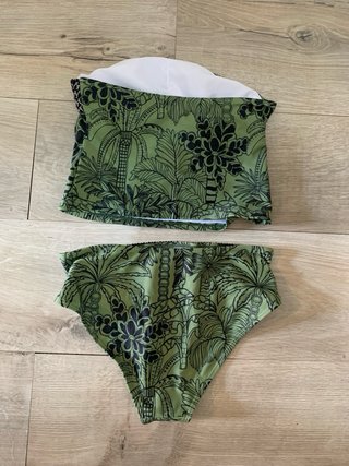 Bikini verde y negro estampado tropical