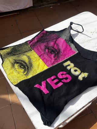 Top Y2K con Gráficos Ojos y Texto