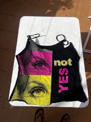 Top Y2K con Gráficos Ojos y Texto