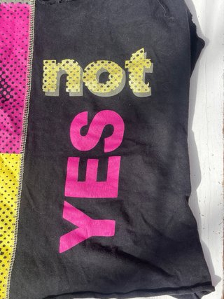 Top Y2K con Gráficos Ojos y Texto