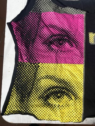Top Y2K con Gráficos Ojos y Texto