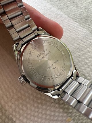 Reloj Casio plateado y blanco