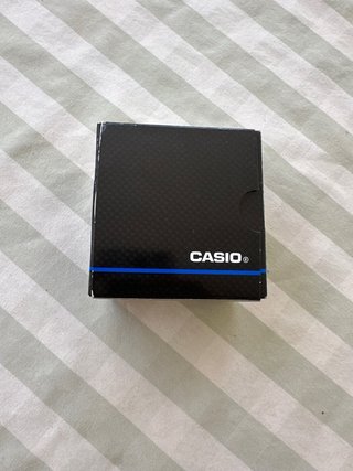 Reloj Casio plateado y blanco