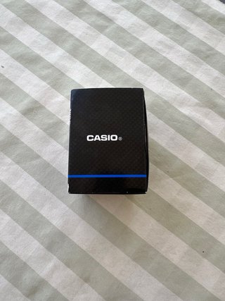 Reloj Casio plateado y blanco